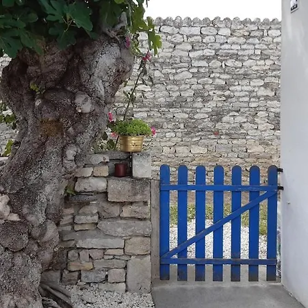 Charmante Maison De Pays Dans Le Centre De St Denis D'oléron Hébergement de vacances Saint-Denis-dʼOléron
